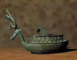 Culture nuragique (nuraghes) sarde : sculpture en bronze en forme de bateau avec des figures et une tête de cerf. VIIIe-VIIe siècle av. J.-C. Cagliari, Museo Nazionale Archeologico, Sardaigne, Italie