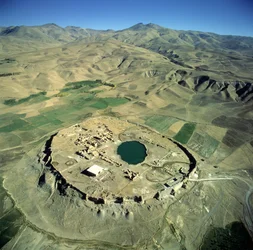 Vue aérienne de Takht-e Soleiman, ou Trône de Salomon