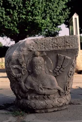 Chapiteau montrant Khosrow II en guerrier victorieux, vers 620