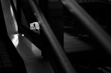 Une silhouette solitaire qui marche