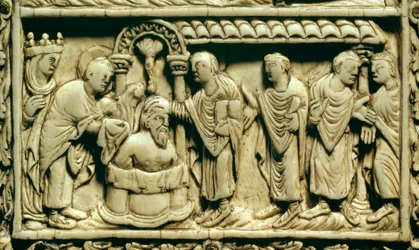 Art carolingien : détail : le baptême de Clovis I (466-511) en présence de la reine Clotilde le 25/12/498. 9e siècle. Amiens, Musée de Picardie