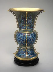 Vase en forme de Zun et support (émail cloisonné et zitan)