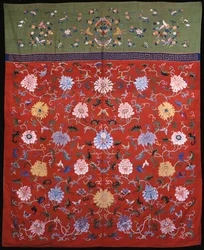 Grande tenture tissée en kossu en soies colorées sur fond rouge, avec une bordure supérieure vert pomme, Chine 18e ou 19e siècle
