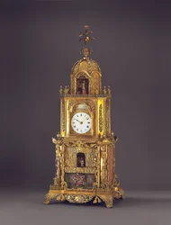 Une très rare horloge de table musicale en or moulu et incrustée de pâte, probablement Guangzhou, c.1790
