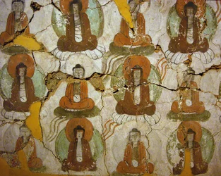 Bouddhas peints du IXe siècle, sur un fragment de peinture murale des « Grottes des Mille Bouddhas » à Kumtura, région autonome du Xinjiang. Photographie, Musée national de Séoul, République de Corée, 2006