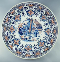 Chinoiserie. Plat en faïence avec décor chinois