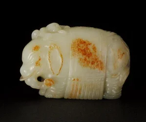 Éléphant portant un tissu à glands décoré de rochers et de vagues, un garçon tenant un sceptre ruyi grimpant sur son épaule