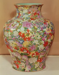 Vase Famille Rose avec une décoration mille fleurs, Dynastie Qianlong