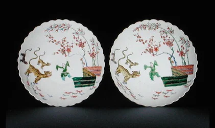 Paire de plats décorés avec des émaux famille verte dans le style Kakiemon, période Kangxi