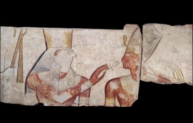 Art égyptien ancien : Le roi Ramsès II est présenté aux divinités Horus, Amon et Hathor qui lui donnent la vie et les insignes royaux