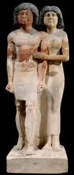 Antiquité égyptienne : statue en calcaire du couple Raherka et Meresankh. Ve dynastie. Ancien Empire (vers 2700-2200 av. J.-C.). H. 0,52 x 0,21 m. Paris, musée du Louvre