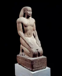 Antiquité égyptienne : Statue de Nakhthorheb, grand prêtre. Sculpture en quartzite vers 590. XXVIe dynastie, règne de Psammétique (595-529 av. J.-C.). Paris, musée du Louvre