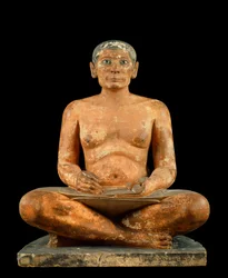 Antiquité égyptienne : « Le Scribe accroupi », statue en calcaire, albâtre et cristal de roche. Provenant de Saqqara, vers 2620 - 2350 av. J.-C. IVe ou Ve dynastie. H. 0,537 m, Musée du Louvre, Paris