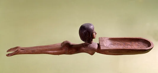 Antiquité égyptienne : cuillère en bois pour cosmétiques en forme de nageuse nue tenant un canard. XVIIIe dynastie, Nouvel Empire. Paris, musée du Louvre