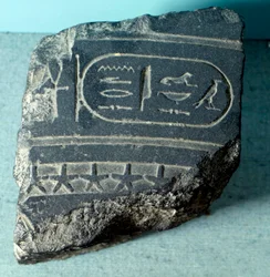 Antiquité égyptienne : fragment de clepsydre égyptienne portant une cartouche. Période ptolémaïque