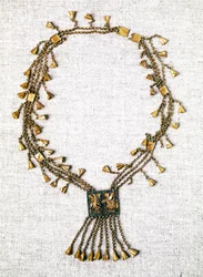 Antiquité égyptienne : collier en or du pharaon Pinedjem. XXIe dynastie (vers 1069-945). Paris, Musée du Louvre