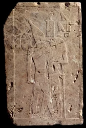 Antiquité égyptienne: relief en calcaire représentant le roi Qahedjet (Kahedjet) embrassé par le dieu Horus. Ancien empire. Fin de la 3e dynastie. 2700-2620 av. J.-C. Paris, Musée du Louvre