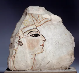 Antiquité égyptienne : ostracon (ou ostracon), éclats de poterie en calcaire avec profil royal. 19e dynastie (1295-1186 av. J.-C.). Paris, Musée du Louvre