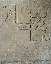 Antiquité égyptienne : relief en calcaire de Hormin : Sethi I distribue les colliers de bravoure en récompense de son courage à Hormin, chef du harem du roi. 19e dynastie (1295-1186 av. J.-C.). Musée du Louvre, Paris