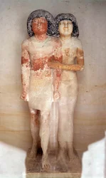 Antiquité égyptienne : statue de Raherka, chef des scribes, et de sa femme Meresankh. Statue en calcaire peint. 5e dynastie, ancien empire (vers 2700-2200 av. J.-C.). Dim. 0,52x0,21 m. Musée du Louvre