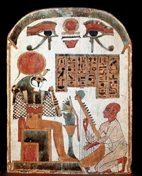 Antiquité égyptienne : stèle du harpiste Jedkhonsuiufankh en adoration devant la divinité Horus. Période intermédiaire. 1069-664 av. J.-C. Paris, Musée du Louvre