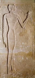Antiquité égyptienne : jeune femme avec fleur de lotus. Calcaire. 5e dynastie, 2300 av. J.-C. Dim. 145 cm Paris, Musée du Louvre