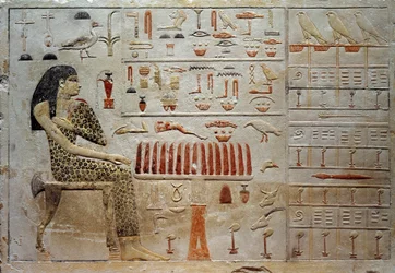 Stèle de la princesse Nofreyabet (relief en calcaire coloré, vers 2575 av. J.-C.)