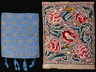 Deux housses de coussin brodées, anglaises