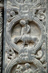 Art gothique : Piédroit du portail de droite de la façade occidentale de la basilique de Saint-Denis représentant le travail des champs : Mai. Saint-Denis, France