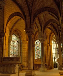 Art gothique : clés de voûte et ogives, déambulatoire de la Basilique de Saint-Denis (Saint-Denis).