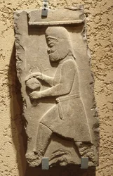 Un Mède à la cour royale de Persépolis portant un vase couvert, Achéménide, c. 500 av. J.-C.