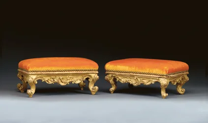 Une paire assortie de tabourets rococo italiens dorés