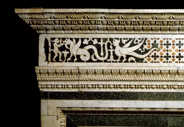 Détail des décorations entourant la trandola en marbre