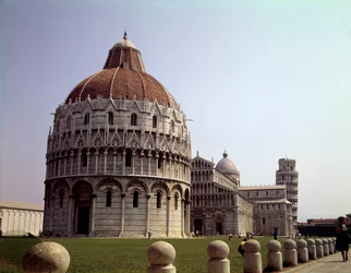 Architecture médiévale : vue du Baptistère (construit entre 1153 et 1353), du Dôme (cathédrale ou Duomo) et de la Tour (commencée en 1064) de Pise sur le Campo dei Miracoli (Piazza dei Miracoli), Italie