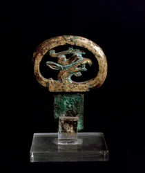 Poignée en bronze avec tête de griffon