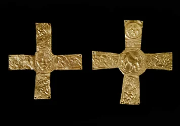 Archéologie du Moyen Âge : croix pectorales en feuilles d