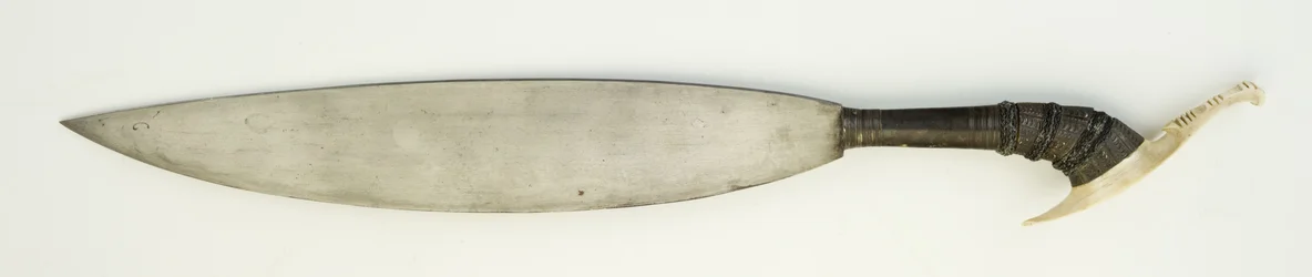 Barong, ou couteau (acier, bois, argent et os)