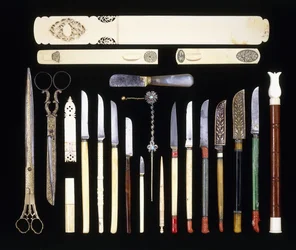 Groupe de vingt-deux instruments de scribe ottomans, comprenant onze couteaux, un tourne-page, des ciseaux, un couteau à papier, une boîte en ivoire