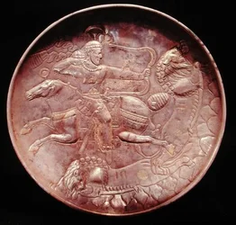 Assiette représentant un soldat royal chassant des lions, 6e-7e siècle