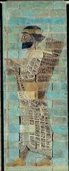 La frise des archers, du palais de Darius Ier, roi de Perse, à Suse (Ve siècle av. J.-C.). Relief inférieur en briques émaillées. Paris, musée du Louvre.