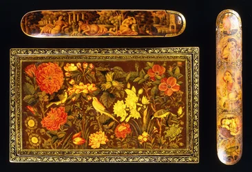 Deux qalamdans en laque papier mâché Qajar et un étui à miroir Zand