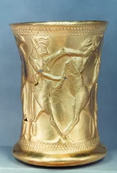 Vase décoré de créatures mythologiques, perse