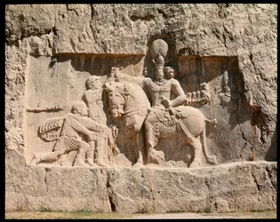 Vue de la Nécropole et des tombes appartenant aux rois achéménides, relief représentant la victoire de Shapur Ier sur l