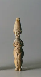 Figurine avec un chapeau haut, de Suse, Iran, IVe-VIe siècle apr. J.-C.
