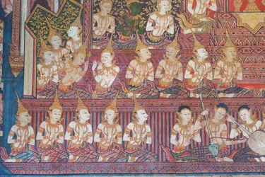 Fresques dans la chapelle Buddhaisawan représentant les célébrations du mariage royal des parents du Bodhisattva, le roi Suddhodana du clan Sakya et la princesse Mahamaya