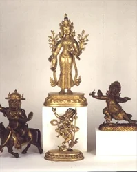 Figure en laiton doré sino-tibétaine de Padmapani; figure en bronze doré tibétaine orientale de Dam-can Dor-je Legs-pa; figure sino-tibétaine de Syamatara; figure polychrome de Vajravavali