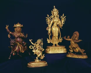 Figures tibétaines : Vajravarahi dansant sur un cadavre humain ; figure de Padmapari ; figure de Beg-tse ; figure de Dam-can Dor-je Legs-pa chevauchant un cheval