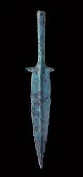 Civilisation de Dong Son : poignard en bronze. 300 av. J.-C.-200 apr. J.-C. Provenant du Vietnam. Paris, musée Guimet, Musée national des arts asiatiques