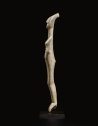 Figure féminine cycladique allongée, pièce maîtresse du Maître Schuster, Cycladique ancien II, vers 2400 av. J.-C.