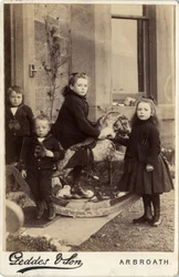 Groupe de jeunes enfants et leur cheval à bascule